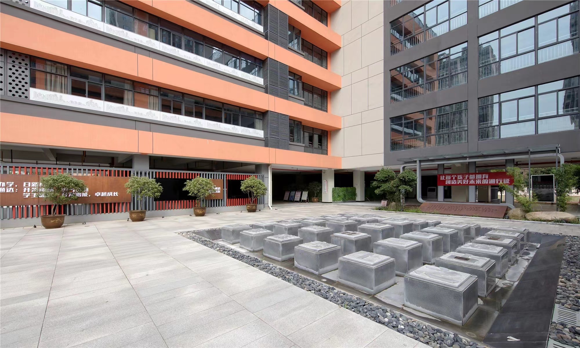 【學(xué)校案例】今泰裝飾在武漢市先后完成了與紅領(lǐng)巾學(xué)校6個(gè)校區(qū)的項(xiàng)目交付！(圖2)