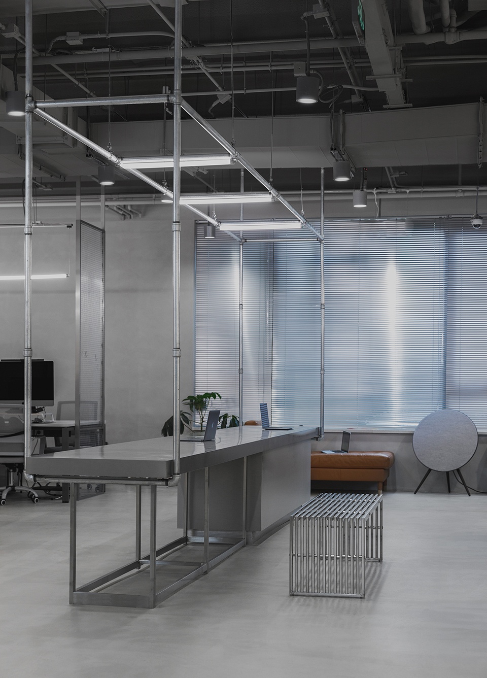 辦公室裝修設(shè)計(jì),粗狂的線條走進(jìn)工業(yè)之美！(圖5)